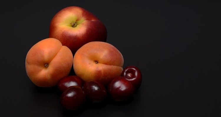 Auch Kirschen, Aprikosen und Pfirsiche dürfen beim Barfen verfüttert werden