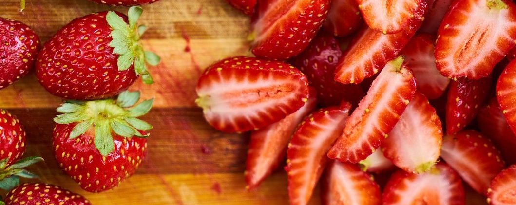 Erdbeeren sind eine Obstsorte, die jeder Hund bekommen darf