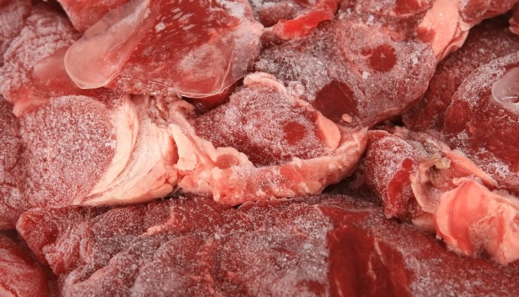 Mit den richtigen Tipps ist das Einfrieren und Auftauen von Barf-Fleisch kinderleicht