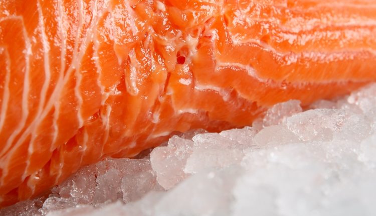 Lachs ist einer der Fische bei Fisch mit Süßkartoffeln, Haferflocken, Blattspinat und Ei