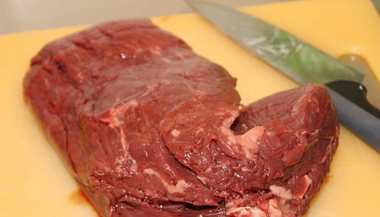 Ein Stück Fleisch zum selbst Zubereiten: Bei Fertigbarf weiß man nicht immer genau, was drin steckt