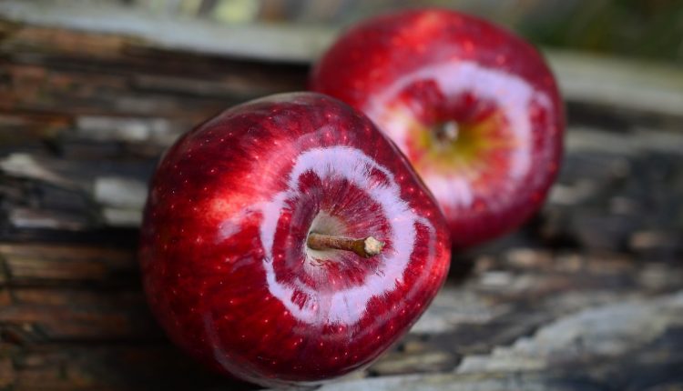 Äpfel sind eine der Hauptzutaten bei Pute mit Kartoffeln, Äpfeln und Heidelbeeren
