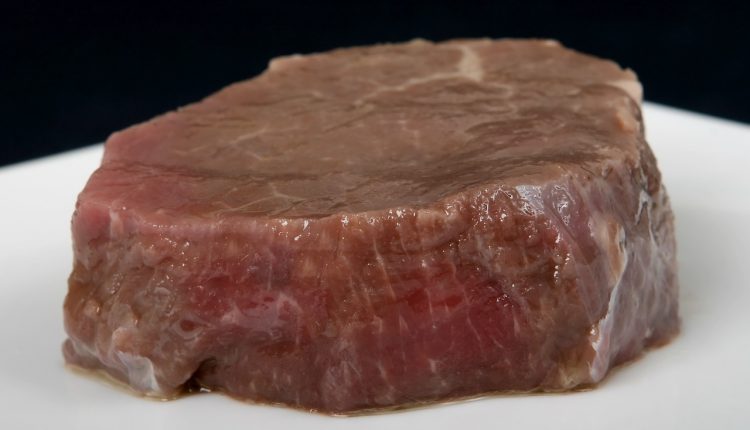 Reh- oder Hirschfleisch ist eine Zutat von Wildfleisch und Hühnerhälse mit Gemüsemix
